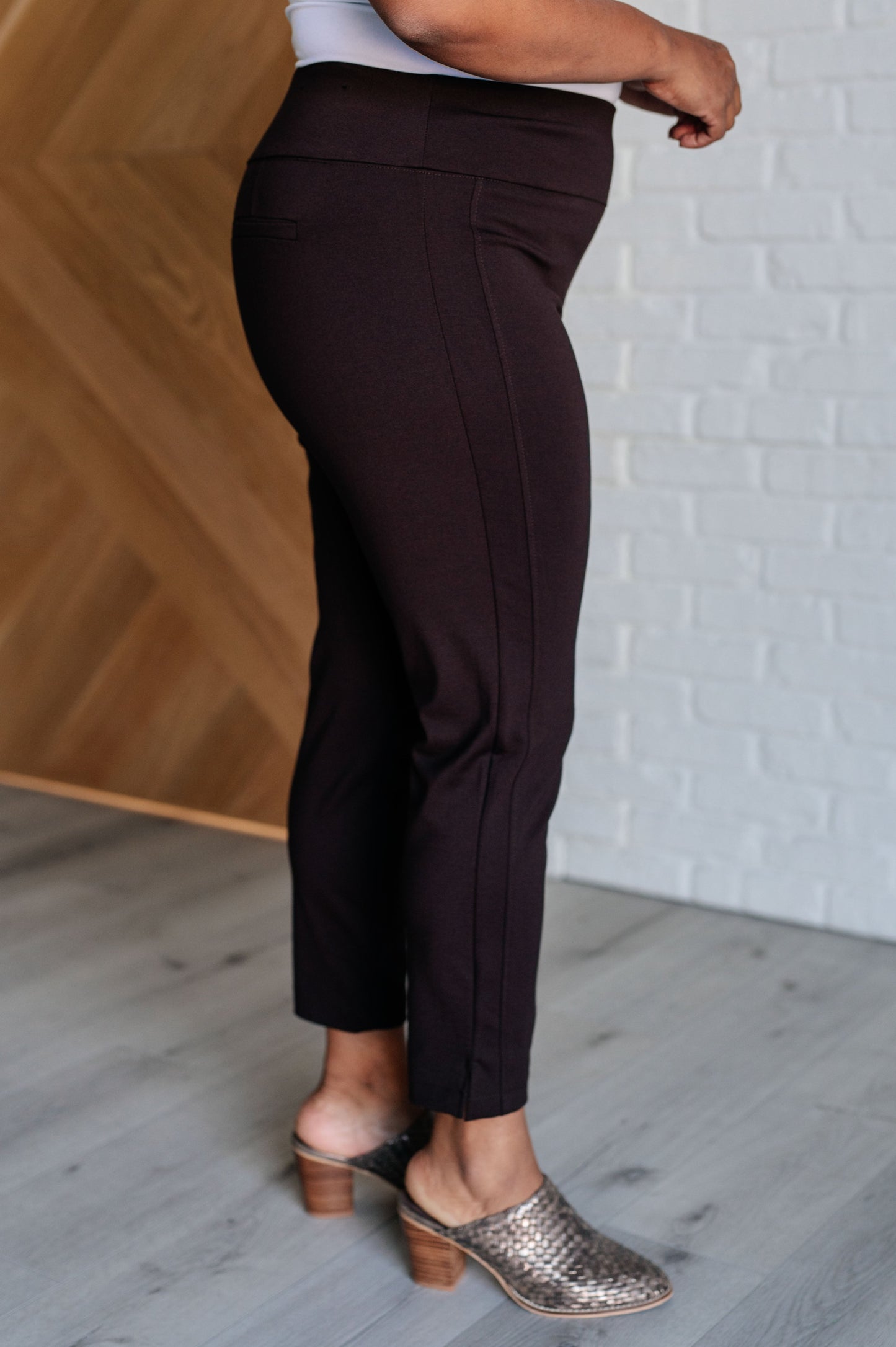 Hazel Blues® | Magic Ankle Crop Skinny Pants in Chocolate